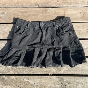 Jeanskjol med volang - Jeanskjol med volang. Storlek 38