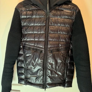 C.P Company Google/Down Jacket - En väldigt varm och fin jacka perfekt för hösten. Köpt på kaufman i Köpenhamn för cirka 3 år sedan. Köpte den för ca 5000kr. Mitt pris 1500kr.    Köparen står för frakt.