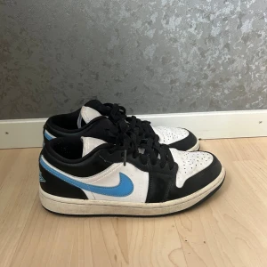 Jordans strl 40,5  - Säljer mina air jordan 1, då de är för stora på mig och inte kommer till användning. De är använda fåtal gånger och den defekt jag ser är att de har sjunkit/creasat sig lite, då min fot inte fyller upp i skon. Creaseskydd kan användas för det!