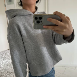 Grå hoddie - Jätte snygg och bekväm grå hoodie från zara i storlek S😍🙌Nyskick då den knappt är använd🥰