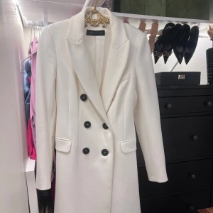 Vit figursydd kappa från Zara - stl S - Nyskick 