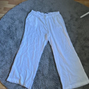 Linnebyxor  - Linnebyxor från Lager 157 i strl XL. De är knapp använda så är i fint skick. 
