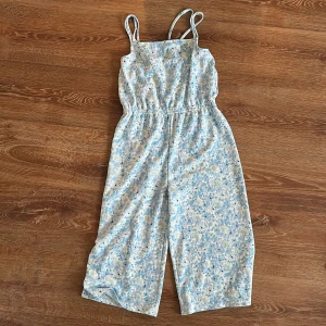 Jumpsuit stl 146 - Blommig jumpsuit i fint skick. 