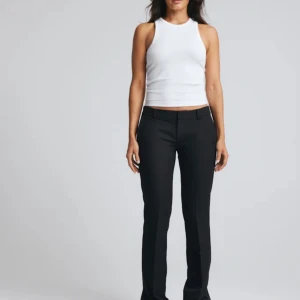 Lågmodjade kostymbyxor - De populära kostymbyxorna från Bikbok(Vera) jag säljer för de är lite stora på mig och köpte storlek mindre💗 bra skick och inga defekter💗 hör av er för egna bilder 