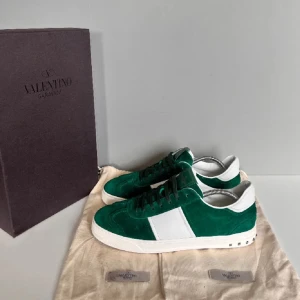 Valentino flycrew  - Säljer ett par feta flycrews i storlek 43, cond 9,5/10 använda ett fåtal gånger. Kommer med dustbag, extra vita snören och extra nit