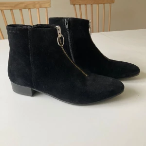 Vagabond stövlett nya - Stövlett från Vagabond i princip helt nya, bara testade hemma men passade tyvärr inte foten . Storlek 38. Svart mocca. Så snygga! 250kr. 