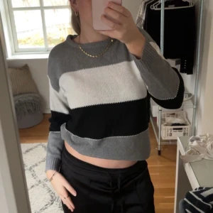 Udgået strik - Er lige købt fra en hjemme side som hedder crystiq, kunne ikke byttes da hjemmesiden lukker. Stod normalt til 800kr købte den for 300kr aldrig brugt, så fejler intet. Sælges for 200kr. Det en Islands hjemmestrikket trøje
