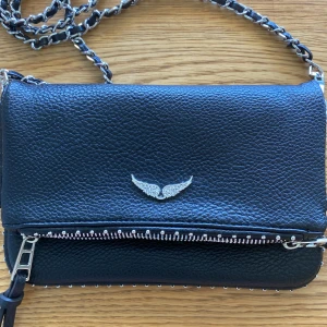 Zadig Väska (ej äkta) - Säljer min Zadig väska som inte är äkta! Köpt i Spanien för ungefär 3 veckor sedan och är använd endast en gång! Köpt för 35 Euros (409 svenska kronor) 