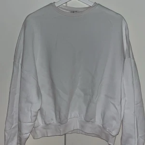 Sweatshirt - Vit sweatshirt från Nelly🤍 Sparsamt använd, men finns vissa tecken på användning☺️ 