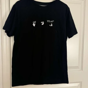 OFF WHITE TEE - Skick 9/10 Skriv om ni undrar varför priset är så lågt