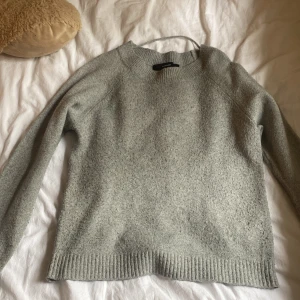 Grå stickad tröja - Säljer min gråa stickade tröja från VeroModa, säljer då den inte kommer till användning.