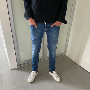 Dondup jeans George  - Säljer nu dessa dondup George jeans som är snygga och passar till allt och kan användas året om, storlek 30 och modellen är ca 180, skriv för fler bilder/frågor🙌🏼