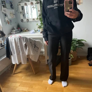 Hoodie från Peak performance  - Svart hoodie från peak performance som smakar blivit använd