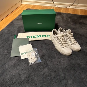 Vita sneakers från Diemme - Ett par vita sneakers från Diemme med snörning och metallöglor. Skorna kommer med originalförpackning, skopåse och extra skosnören.
