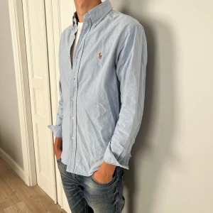 Ralph lauren skjorta  - Jättefin Ralph lauren skjorta i top skick. Modellen på bilden är 180cm. Skriv gärna vid fler frågor eller funderingar!