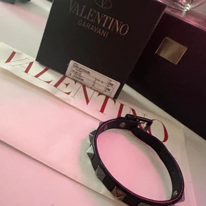 Valentino armband - Säljer mycket fint äkta valentino armband, mycket sparsamt använd.