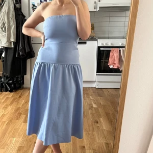 Helt ny klänning från ASOS - En superfin helt ny klänning från ASOS. säljer pga inte kommit till användning för mig. Köpte för att ha till en bröllop i sommar men tog en annan. Prislapp kvar!🌸