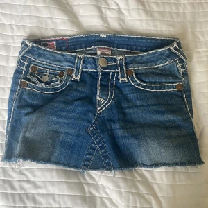 True religion kjol - Säljer denna fina mini kjolen ifrån true religion, säljer då den blivit förliten💕 superbra skick och nypris runt 1400