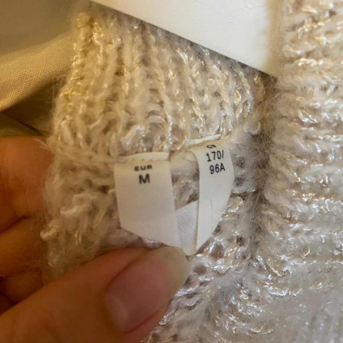 Stickad tröja med knyte - 93