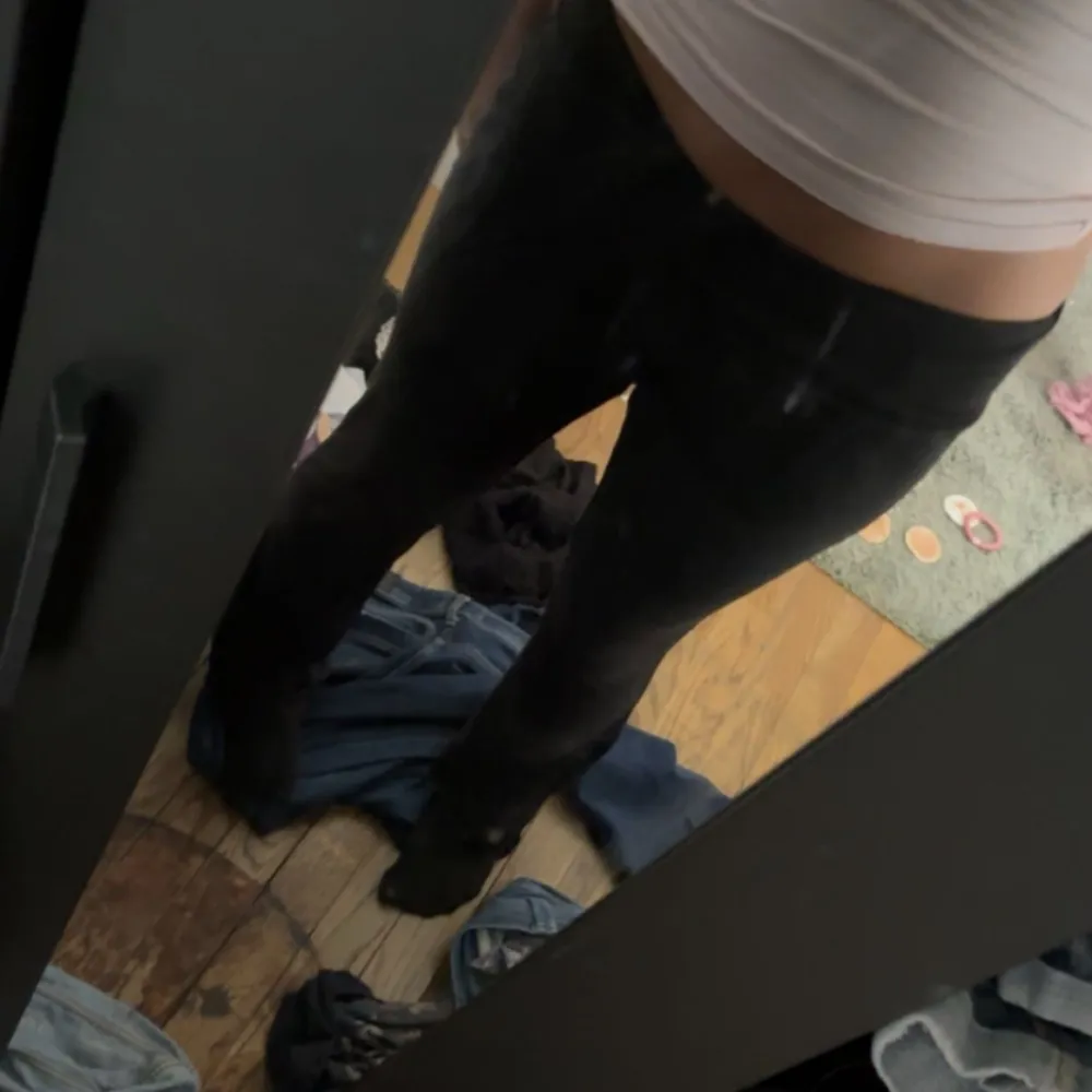 Svarta yoga pants från Gina i storlek M säljer då dom är förstora.. Jeans & Byxor.