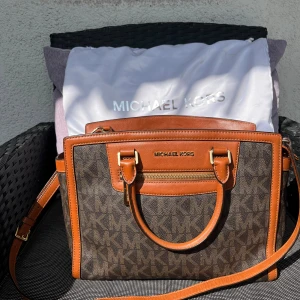 Micheal kors väska  - Micheal kors väska i väldigt bra skick Fraktar samma dag Hör av er vid frågor 