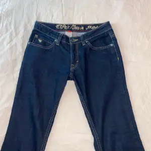 Lågmidjade jeans, raka/ bootcut. Jättefina! Men kommer inte till användning tyvärr. Skulle säga att det passar någon med xs, jag är ungefär 165! ❤️