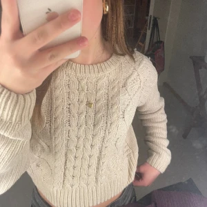 Vit stickad tröja - Väldigt skön och mysig stickad tröja!!  💕 Säljer pga att den tyvärr inte kommer till användning 💕