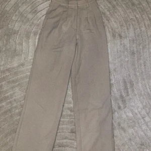 Kostymbyxor  - Säljer nu mina kostymbyxor från bikbok då dem är för stora och inte kommer till användning!