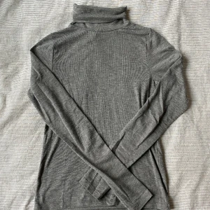 Grå polotröja  - Super fint skick och använd fåtal gånger! Passar perfekt nu under vintern och sitter jättefint på kroppen!