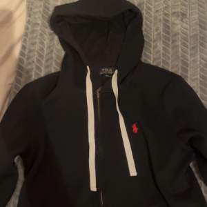 Svart Ralph Lauren hoodie med röd logga, skick 8/10. Pris kan diskuteras 