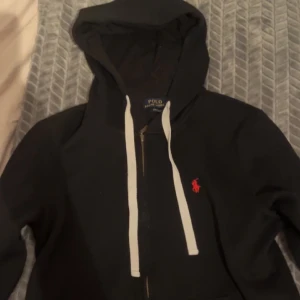 Ralph lauren hoodie - Svart Ralph Lauren hoodie med röd logga, skick 8/10. Pris kan diskuteras 