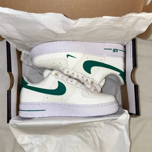 Nike Air Force 1 ’07 SE  - Helt oanvända air force 1 från deras 40'th anniversary kollektion. Köpta på Nike och kartong finns självklart kvar. Dessa kommer tyvärr inte till användning men är för fina för att inte få synas. 