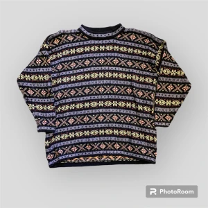 Mönstrad stickad tjocktröja - En jättefin och mjuk stickad tröja med ett jättefint och vintrigt mönster. Köpt second hand, men aldrig använd av mig. 