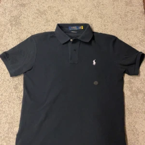 Polo piké - Säljer denna polo pike som jag fick i present men är förliten. Helt oanvänd endast testat. Priset kan diskuteras  Bara att skriva vid frågor