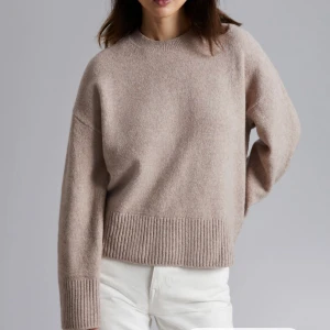 & Other Stories, tröja - Beigeaktig tröja från & Other stories!🩷Använd ett fåtal gånger. Nypris 490 kr