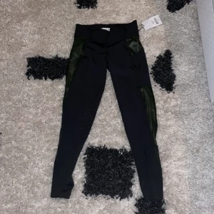 Ridbyxor  - Ett par mörkgröna och svarta  ridbyxor från PS of Sweden. Aldrig använda, köpt för 500kr förra året och säljer nu för 250kr. Byxorna har fickor på båda sidor och bra grepp mellan Ljumskarna.