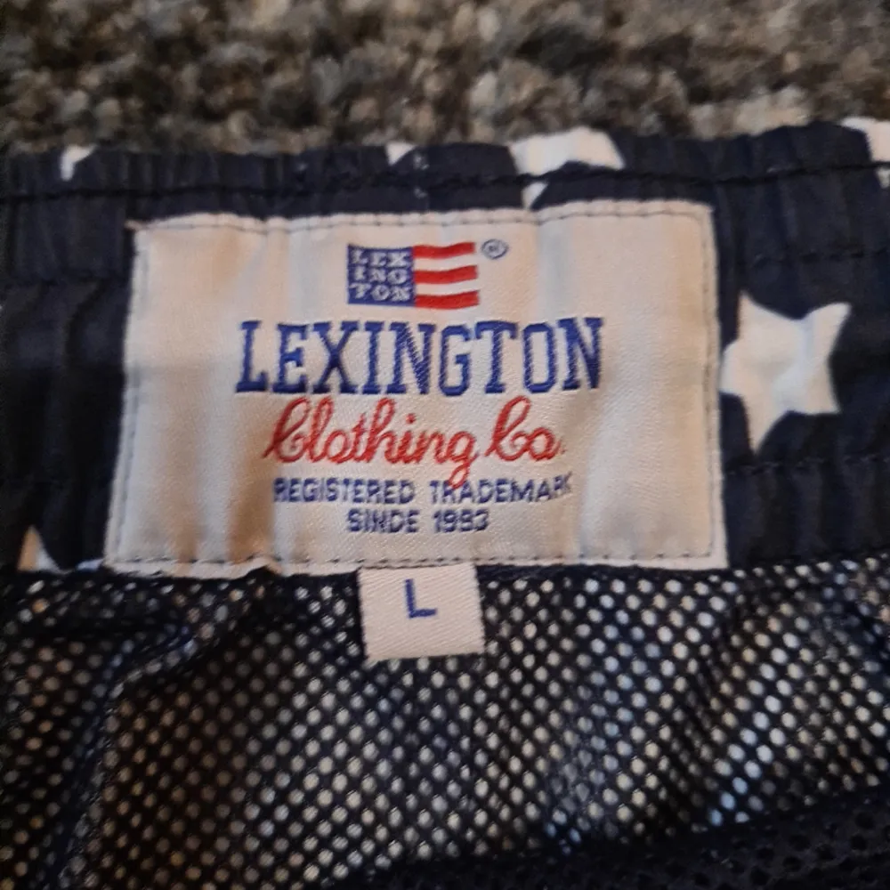 Säljer ett par äkta Mörkblå Lexington badshorts, Anvnda två gånger förra sommaren och utan defekter, storlek L . Shorts.