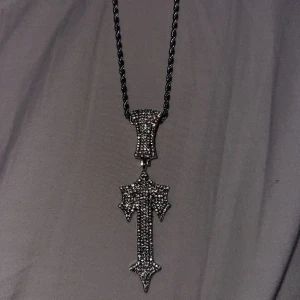 Trapstar halsband - Oanvänd Trapstar Logga halsband med diamanter på. Om du vill ha med kedjan 300kr utan kedjan 200kr. Kedjan är en kordell kedja. Mer information kan tas privat. 