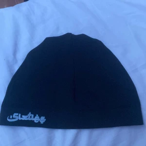 sixties mössa - svart med grå logo,helt ny sixties mössa. säljer för att den inte passar mitt huvud. kan tänka mig att gå ner i pris vid snabbköp.