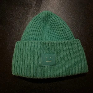 Acne mössa  -  acne mössa i fint skick med nån noppa som värsta defekt