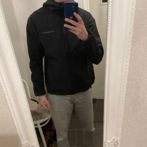 Peak Performance  - Säljer min Peak jacka i strl S, fint skick inga hål eller skador på den. Köptes förra vintern, nypris 2199kr.  Dm för fler bilder! 