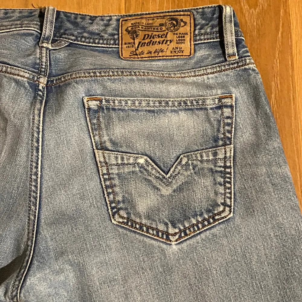 Näst intill nya diesel jeans i modellen Larkee💓Supersnygga o bra material! Säljer pga att dem inte passar mig💗Nypriset är 1800kr! Jättesnygga sömmar på bakfickorna❤️‍🔥. Jeans & Byxor.