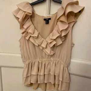 Topp hm  - Jättefin Sommartopp köpt second han och knappt använd då den är lite stor ! Typ storlek m / l