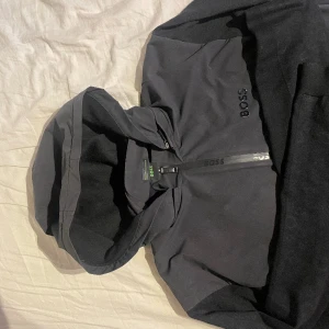 Hugo Boss Jacka/cardigan - Riktigt snygg Hugo boss cardigan som har tryck på både armarna och blixtlåset. Har använt under höst/vintern, kan tänka mig o byta mot nått i samma prisklass :) Nypris 3099kr kan gå ner i pris vid snabb affär!