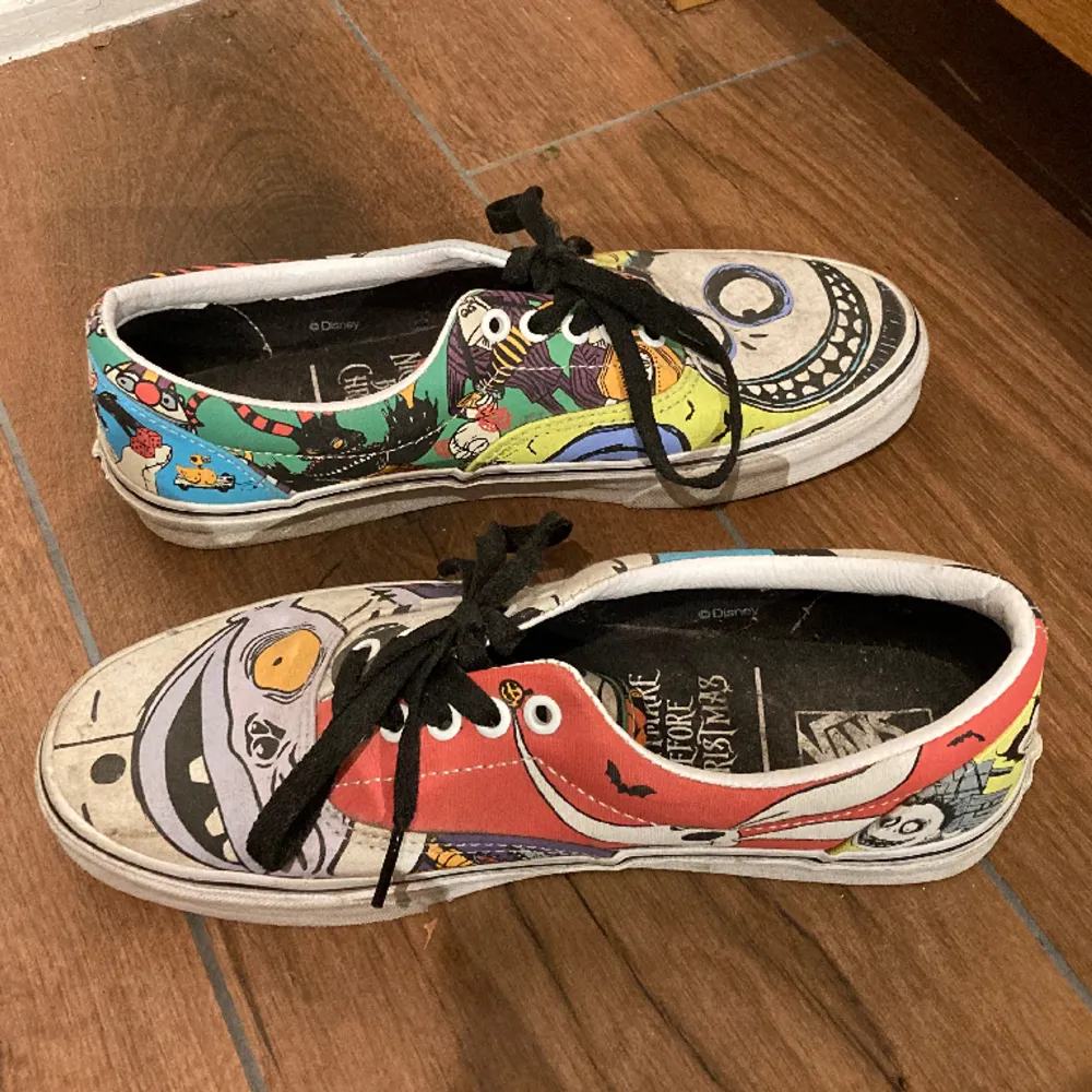 Några år gamla vans från deras nightmare before christmas collab, använder dom aldrig då dom är för små 😢😢Bra skick men lite smutsiga, går nog att tvätta ganska enkelt dock!!. Kengät.