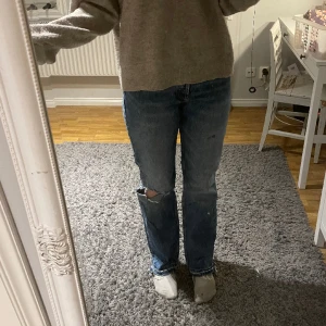 Jeans - Jeans från zara. Mid waist och straight. Sprättade där nere