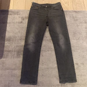 Levis 501 - Säljer dessa sjukt snygga Levi’s 501’or i storlek 30/32! Riktigt bra cond 9/10. Köpta för 1300kr. Dem är knappast använda. 🥂