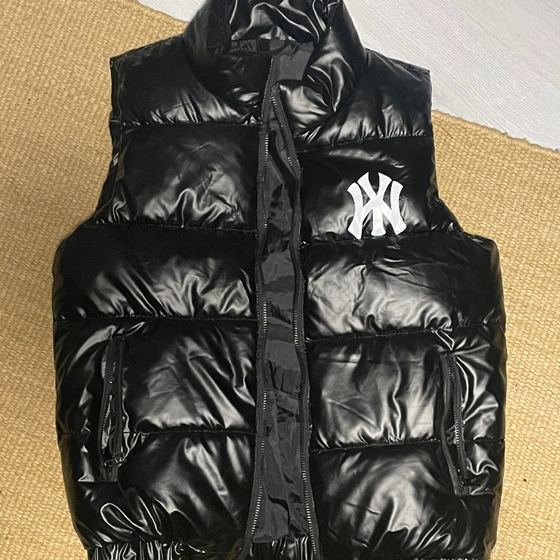 svart shiny puffer väst - 91