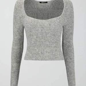 En grå stickad tröja från Gina Tricot. Den är använd fåtal gånger och är i fint skick.🤍