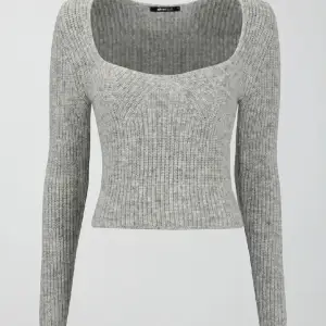 En grå stickad tröja från Gina Tricot. Den är använd fåtal gånger och är i fint skick.🤍
